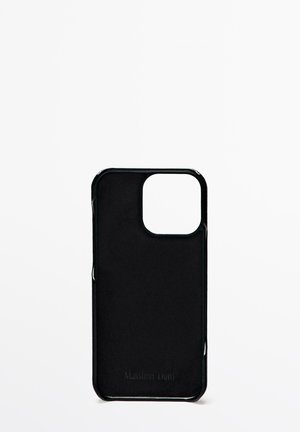 Černý kryt na smartphone s elegantním designem, plastový materiál, otvor pro kameru a vyražené logo značky na dně.