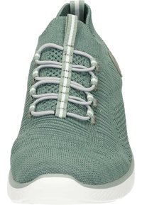 Baskets en tricot vert flexibles avec un revêtement texturé, semelle blanche et lacets élastiques avec un motif rayé. Design à bout rond avec une finition lisse.