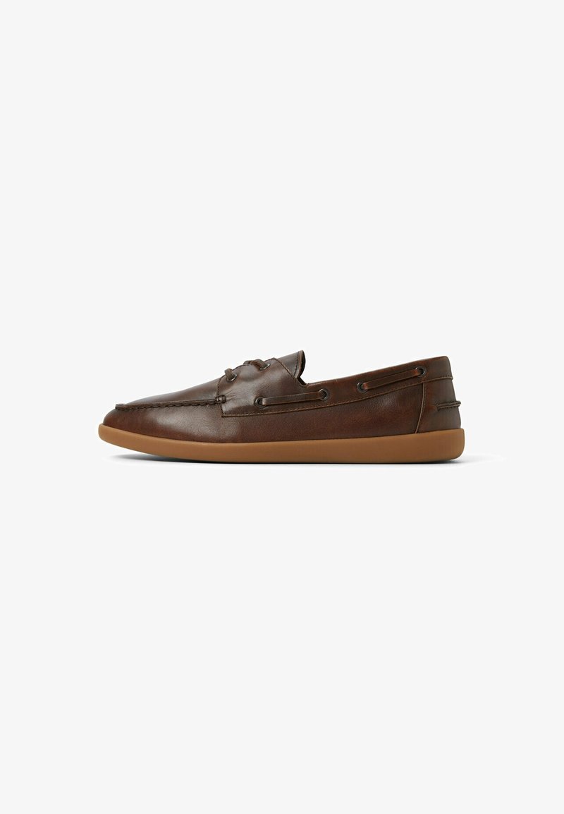 Brune læder slip-on sko med rund tå, der har dekorativ syning, sideskiver og en tan gummisål.
