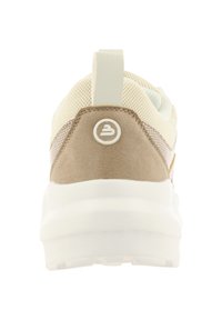 Beige und cremefarbene Sneaker mit strukturiertem Mesh-Obermaterial, flachem Absatz und Gummisohle. Verfügt über ein rundes Logo auf der Rückseite und eine Zuglasche.