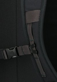Nahaufnahme eines schwarzen Rucksackriemens mit verstellbarem braunem Gurtband und Kunststoffschnallenverschluss.