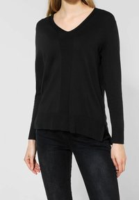 Czarny długi rękaw sweter typu V-neck wykonany z miękkiego, teksturowanego materiału. Posiada prążkowany dekolt i boczne rozcięcia dla luźniejszego kroju.