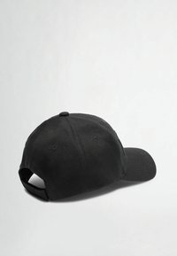 Cască de baseball din bumbac negru, cu o margine curbă, material texturat, curea reglabilă în spate și o secțiune superioară rotundă.
