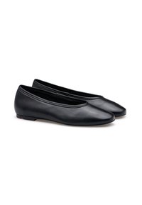 Schwarze Leder-Balletschuhe mit glatter Textur, runder Spitze und minimalistischem Design. Niedriger Absatz und klare Linienführung.