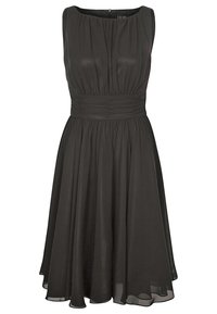 Robe noire sans manches jusqu'aux genoux avec taille froncée, encolure ronde et jupe fluide en tissu léger.