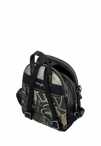 Mochila hecha de cuero negro y tejido gris con patrón. Cuenta con dos compartimentos con cremallera, correas ajustables y acentos metálicos.