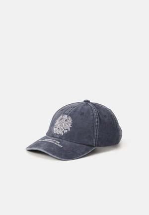 Baseballkappe aus dunkelblauem Denim mit einem gestickten Design auf der Vorderseite; gewölbter Schirm; verstellbarer Riemen auf der Rückseite.