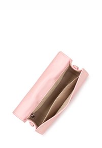 Clutch in finta pelle rosa con finitura liscia, dotata di chiusura con zip e interno beige con due scomparti. Nessun accento esterno.