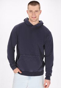 Felpa blu navy realizzata in tessuto morbido, con tasca a marsupio frontale, cappuccio con cordoncino e polsini e orlo ribattuti.