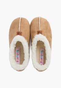 Chaussons en daim marron avec une doublure blanche duveteuse. Présentent un design central cousu et une étiquette logo à l'extérieur.