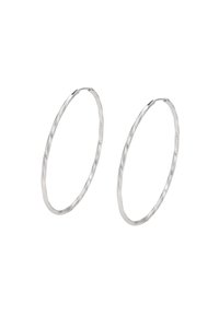Sølv hoop øreringe med et snoet design, der har en struktureret overflade og en blank finish; de er lette og cirkelrunde i formen.