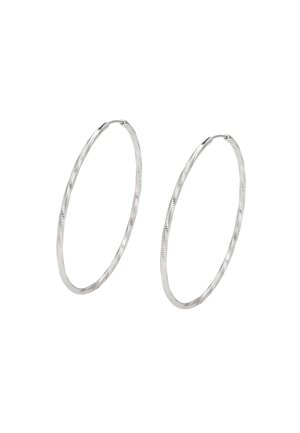 Stříbrné kroužkové náušnice s propleteným designem, mají texturovaný povrch a lesklý povrch; jsou lehké a kulatého tvaru.