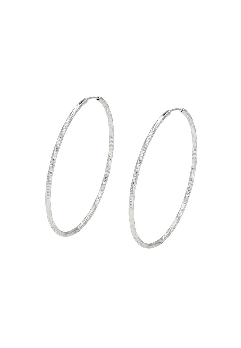 Sølv hoop øreringe med et snoet design, der har en struktureret overflade og en blank finish; de er lette og cirkelrunde i formen.