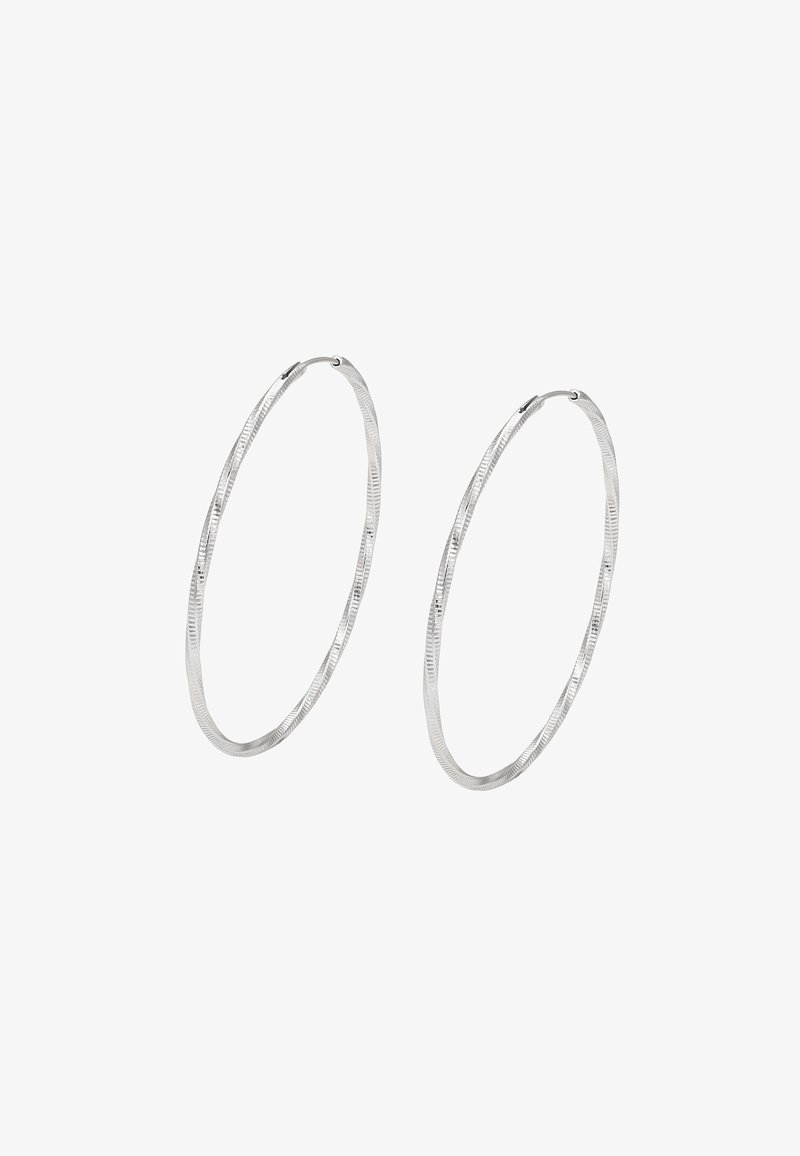Sølv hoop øreringe med et snoet design, der har en struktureret overflade og en blank finish; de er lette og cirkelrunde i formen.