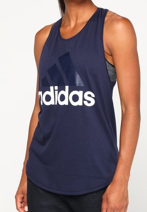 Débardeur Adidas bleu marine en tissu doux avec un col rond. Présente un grand logo blanc sur le devant et un design décontracté.