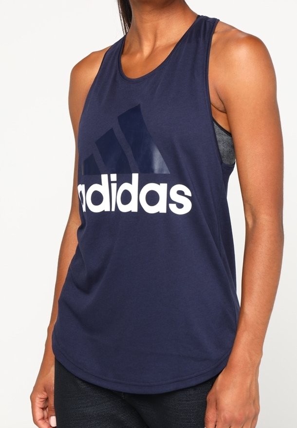 Camiseta sin mangas Adidas de color azul marino, fabricada con un tejido suave y con un escote redondo. Presenta un gran logo blanco en la parte delantera y un diseño de corte relajado.