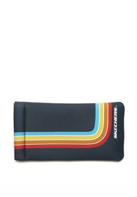 La cartera SKECHERS en material azul marino presenta rayas horizontales en azul, amarillo, naranja y rojo, con un logo en el lado derecho.