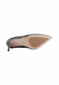 Čierne kožené stiletto podpätky s špicatou špičkou a hladkým povrchom. Podrážka je béžová, s textúrovaným gripom a detailom loga značky.