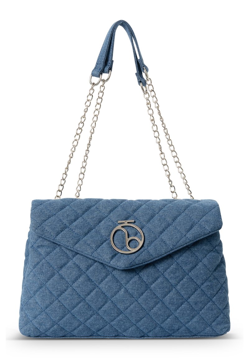 Sininen tikattu kangas laukku, jossa on ketjuhihna, hopeinen pyöreä logo ja kirjekuorimuotoinen nepparilla suljettava läppä.