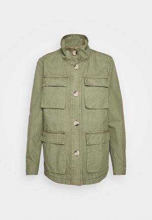 Chaqueta utilitaria verde claro con cuatro bolsillos con tapeta, cierre de botones, mangas largas y cuello alto.
