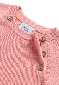 Rosa Strickpullover mit strukturierter Oberfläche. Mit rundem Ausschnitt, drei Holzknopf-Akzenten und einem eingenähten Etikett.