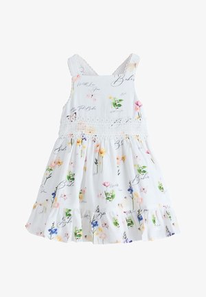 Hvid ærmeløs kjole med blomster- og sommerfugleprint, med blonde detaljer i taljen og en flæsekant.
