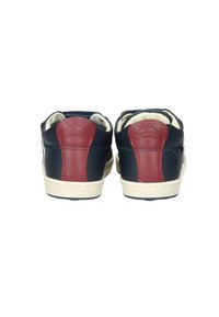 Sneakers in pelle blu navy e rossi con suole in gomma bianca, caratterizzati da una superficie liscia e dettagli cuciti sul retro e sui lati.