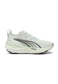Scarpa da corsa Puma Nitro bianca con dettagli del logo neri, tomaia in maglia, suola spessa imbottita e linguetta sul tallone, vista di lato.