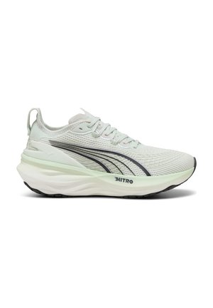 Witte Puma Nitro hardloopschoen met zwarte logoadvertenties, brei bovenkant, dikke gevoerde zool en trekband aan de hiel, zijaanzicht weergegeven.