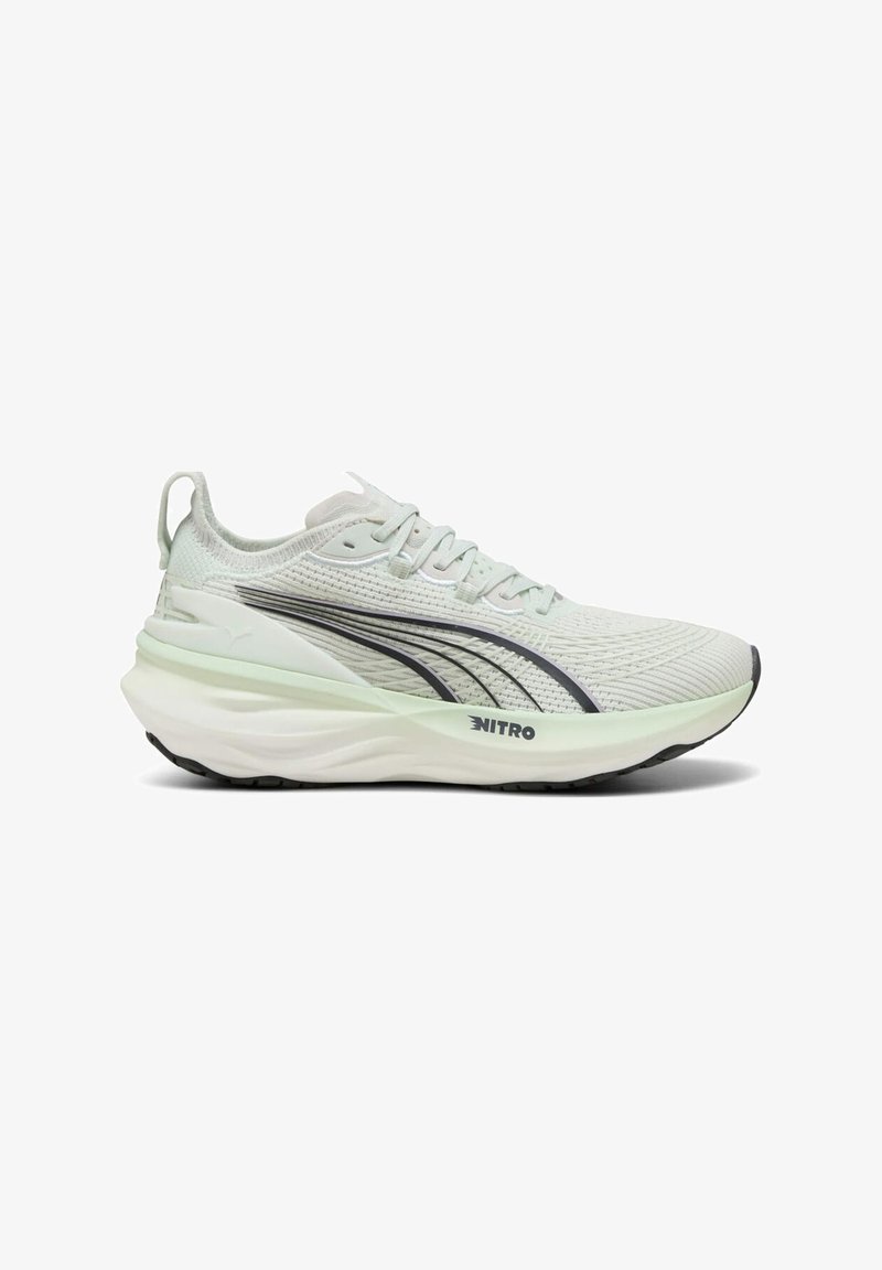 Scarpa da corsa Puma Nitro bianca con dettagli del logo neri, tomaia in maglia, suola spessa imbottita e linguetta sul tallone, vista di lato.