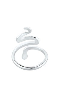 Sølvring med et bølget, forlænget design. Har en glat, blank overflade og en åben ring. Moderne, minimalistisk stil.