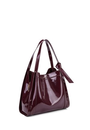 Bordeaux lakschoenen handtas met een gestructureerd ontwerp, dubbele schouderbanden en een zijrits zak voor opberging. Glad textuur door heel de tas.