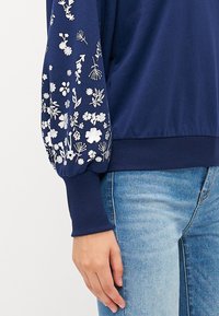 ONLY Tall ONLBROOKE FOIL O NECK - Φούτερ - naval academy/silver-colored