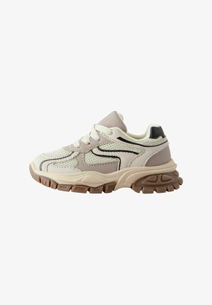 Sneaker leggera con tomaia in rete crema e accenti tortora, suola in gomma spessa e dettagli neri a contrasto. Chiusura classica con lacci.