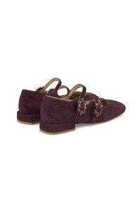 Suède schoenen in donkerpaars met een spitse neus en twee decoratieve gespjes. Lage hak en een gladde binnenvoering. Eenvoudig, elegant ontwerp.