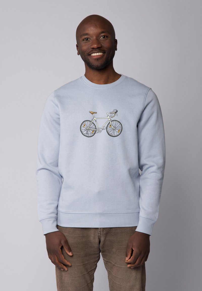 Hellblaues Sweatshirt mit einem Fahrradgrafik in Weiß und Grau, ergänzt durch braune Akzente sowie gerippte Bündchen und Saum.