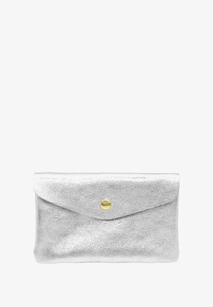 Pochette argent métallique avec une finition texturée, design en forme d'enveloppe, rabat incurvé et fermeture à pression dorée. Forme compacte et épurée.