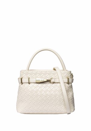 Borsa a mano in pelle intrecciata crema con manico superiore, tracolla staccabile e placca dorata con marchio Marc Ellis sulla cinghia frontale.