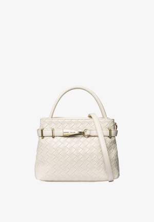 Sac à main en cuir tressé crème avec poignée supérieure, bandoulière amovible et plaque de marque dorée Marc Ellis sur la sangle avant.