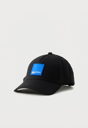 Schwarze Baseballkappe mit gebogenem Schirm, vorne ein blaues quadratisches Patch mit weißer Aufschrift "Karl Lagerfeld Jeans".