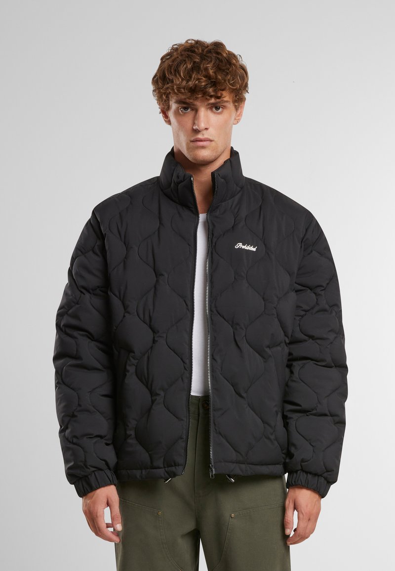 Chaqueta acolchada de puffer negra con cuello alto, logo blanco en el pecho y puños elásticos. Cierre con cremallera en la parte delantera. Material ligero.