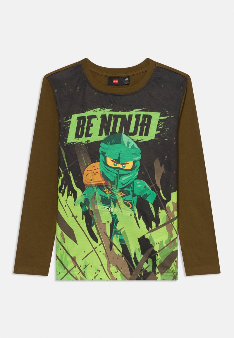 Smeđi dugih rukava s majicom s prednjim printom LEGO ninja u zelenoj i crnoj boji te natpisom "BUDI NINJA" u debelim zelenim slovima.