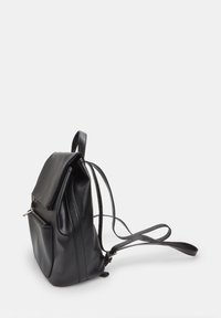 Sac à dos en cuir noir avec un design structuré, un rabat supérieur, une poche avant et des bretelles réglables. Texture lisse avec un matériel minimal.