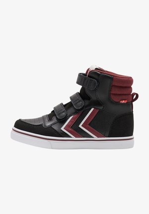 Czarne trampki typu high-top z bordowymi i białymi akcentami, z teksturowaną cholewką, dwoma rzepami i białą gumową podeszwą.