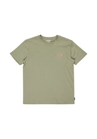 Olijfgroene katoenen t-shirt met korte mouwen, ronde halslijn en een klein rood gedrukt logo op de linker borst. Soepele textuur.