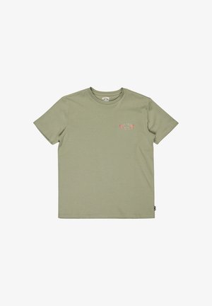 Olivově zelené bavlněné tričko s krátkým rukávem, kulatým výstřihem a malým červeným tištěným logem na levé hrudi. Hladká textura.