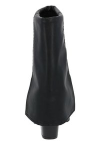 Botte noire en cuir à cheville avec une tige haute et lisse, un talon effilé et une ouverture supérieure douce et ronde. Coutures sur les côtés.