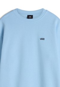 Felpa azzurra realizzata in morbido tessuto, con scollatura a girocollo e un piccolo logo Vans nero sul petto. Design semplice e informale.