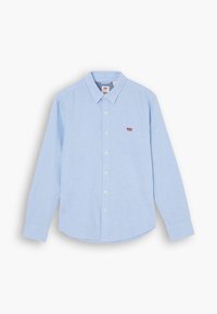 Camicia a maniche lunghe azzurro chiaro con bottoni e colletto, realizzata in tessuto, con un piccolo logo rosso sul petto a sinistra.