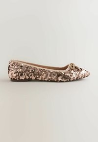 Ballettschuh in roségoldenen Pailletten, spitz zulaufendes Design, elastischer Besatz, dekorative Knoten-Details an der Vorderseite, flache Sohle und nahtloser Abschluss.